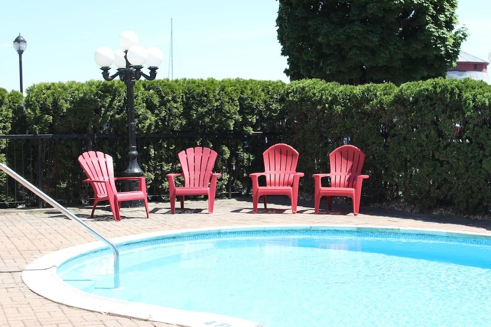 Confederation Place Hotel 2*